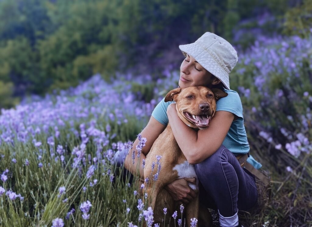 Cliente con su perro tras la sesión en Baraka
